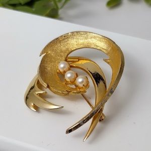 Vintage Signed Brookraft Gold Tone 3D Dbl Swirl Brooch Pin w/ 3 Genuine Pearls